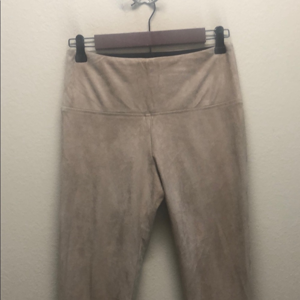 Raffinalla Canadian suede like leggings.